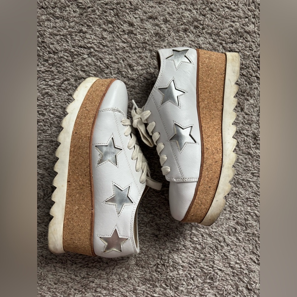 Steve Madden | size 8 | white platform with silver stars |